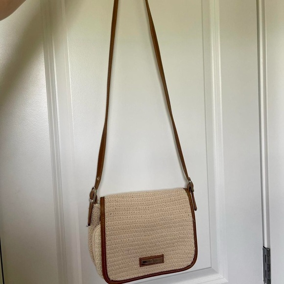 Frankie and Johnnie Cream Woven Crossbody Bag with Makeup Storage - Picture 2 of 5